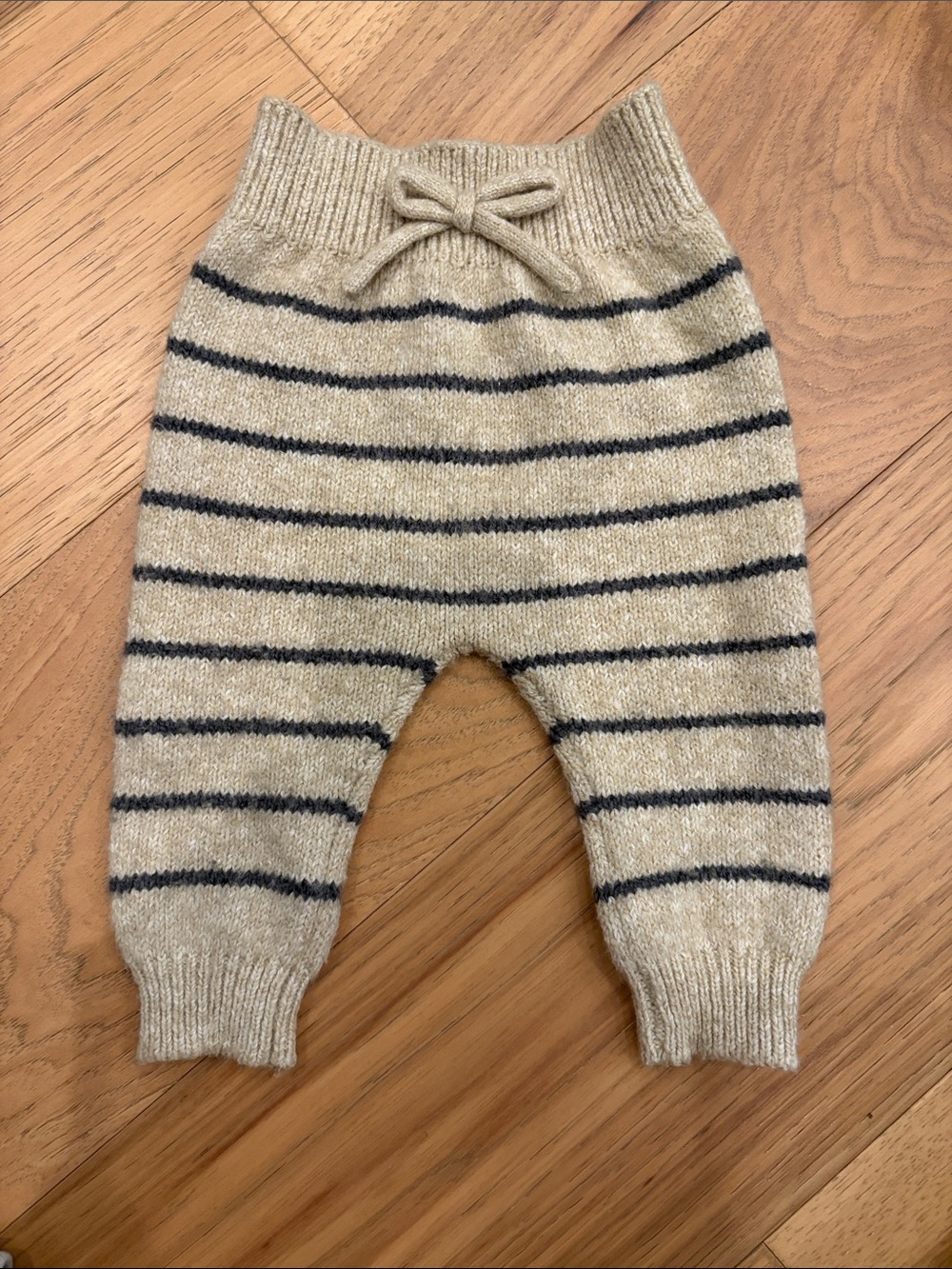 Quincy Mae - 3-6m Striped Knit Baby Pants in Beige and Navy EUC